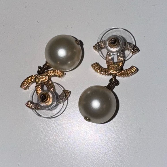 Chanel CC Pearl Drop Stud Earrings - Picture 4 of 7